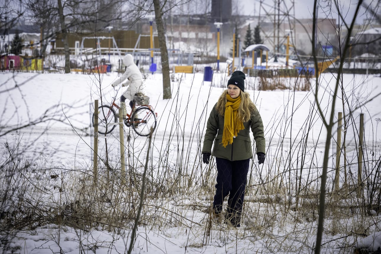 Vastaava hortonomi Piia Vainio esittelee paikkaa, minne ulkoluokka rakennetaan. Ulkoluokka tulee pieneen metsikköön, joka rajautuu uuden luontopolun lisäksi Järvikadulta kohti Paperisiltaa kulkevaan pyörätiehen.