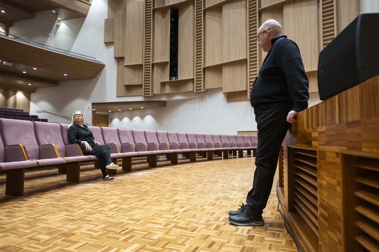 Madetojan salin katsomoa korotetaan, lavalle tulee sähköllä toimiva orkesterikoroke ja akustiikkaa kehitetään eri musiikkityyleille sopivaksi, peruskorjausta odottavat Maija Kuusisto ja Jari Leviäkangas kertovat.