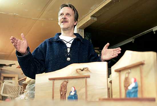 Pasi Jäntti on veistänyt tulevaksi jouluksi pieniä seimiä.