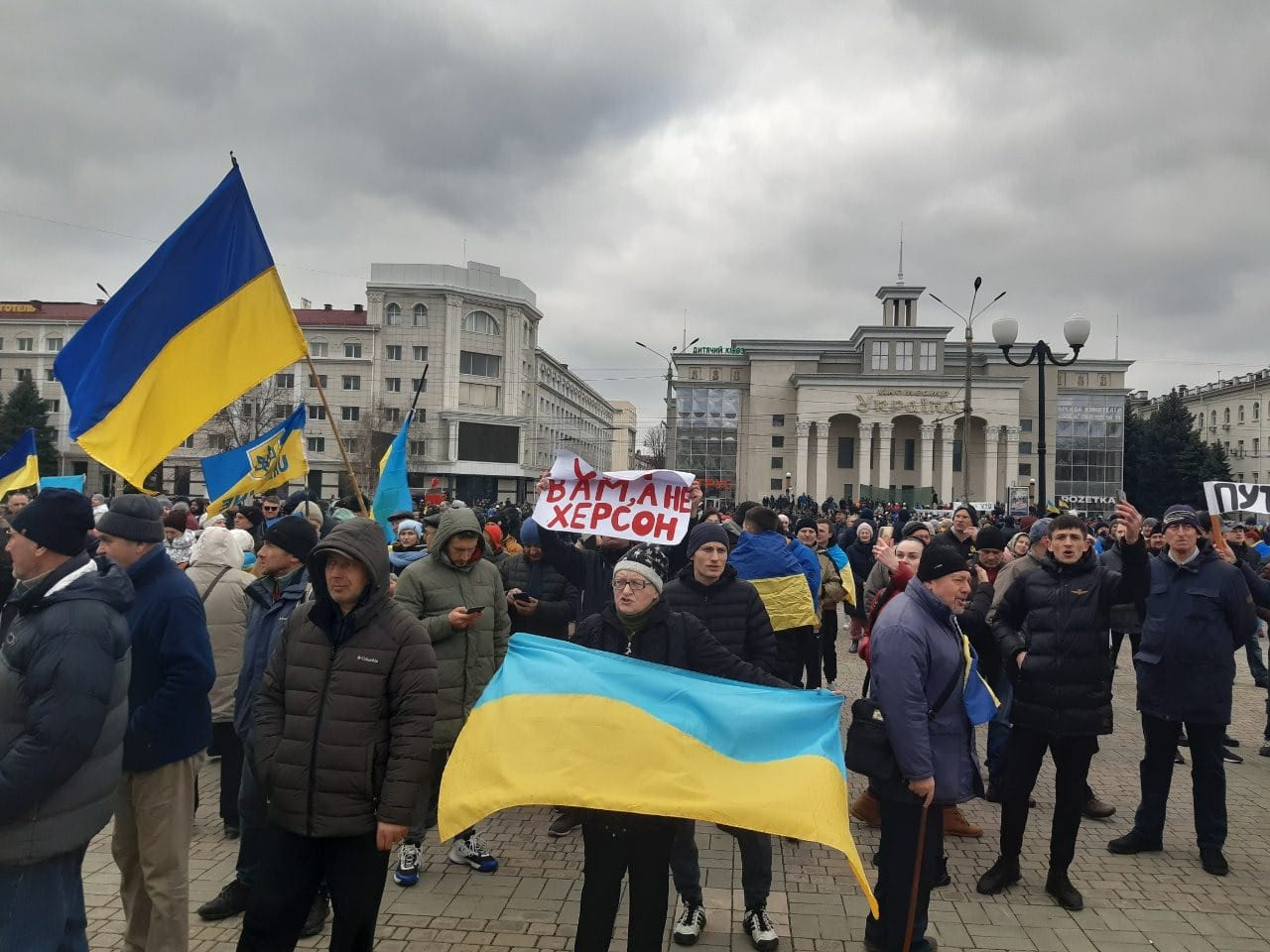 Sotatilan myötä sekä Venäjän asevoimat että kansalliskaarti saavat lisää valtuuksia voimankäyttöön ukrainalaisia vastaan. Kuva Venäjän valtaamassa Hersonissa viime maaliskuussa järjestetystä mielenosoituksesta. LEHTIKUVA / IHOR TSURKAN