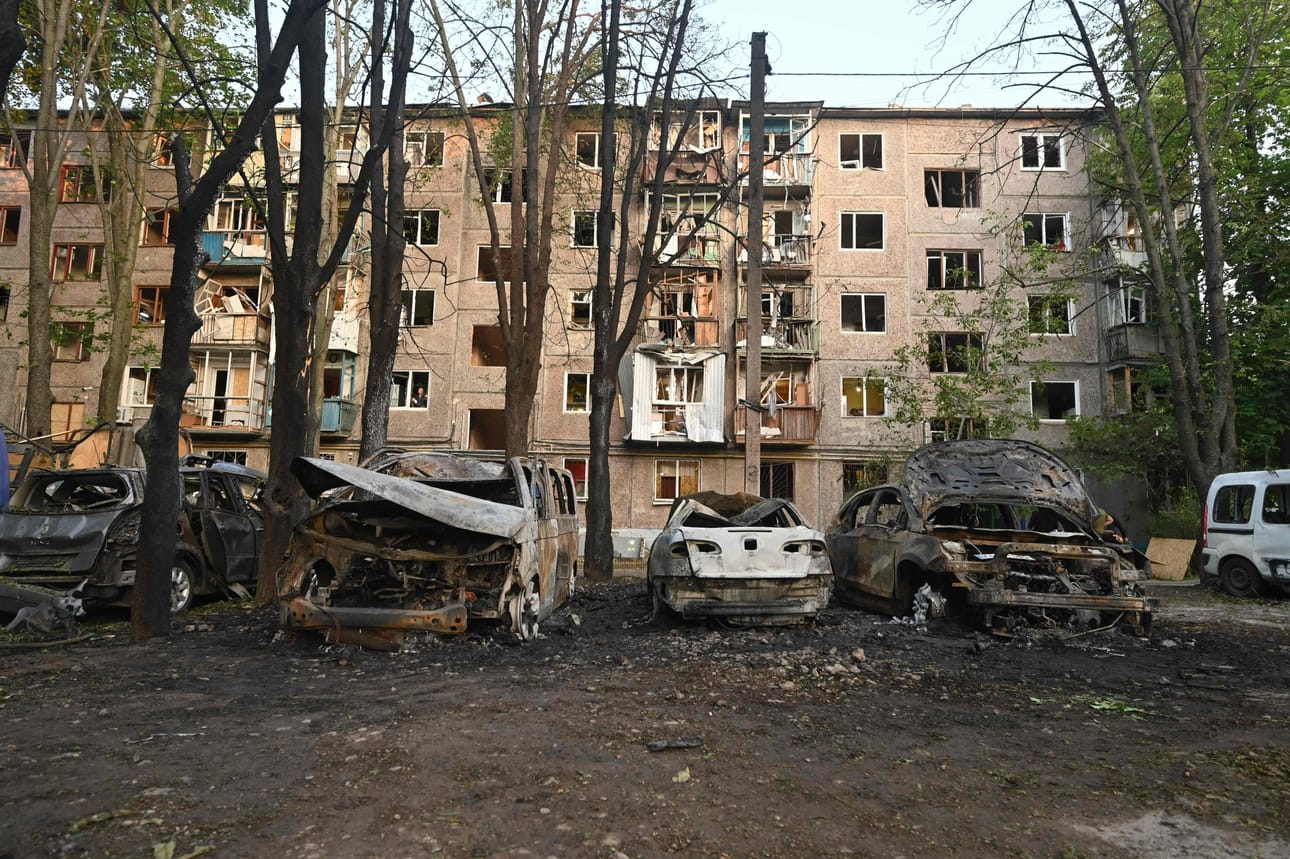 Useat kerrostaloasunnot syttyivät Venäjän iskujen seurauksena tuleen Harkovassa. LEHTIKUVA / AFP