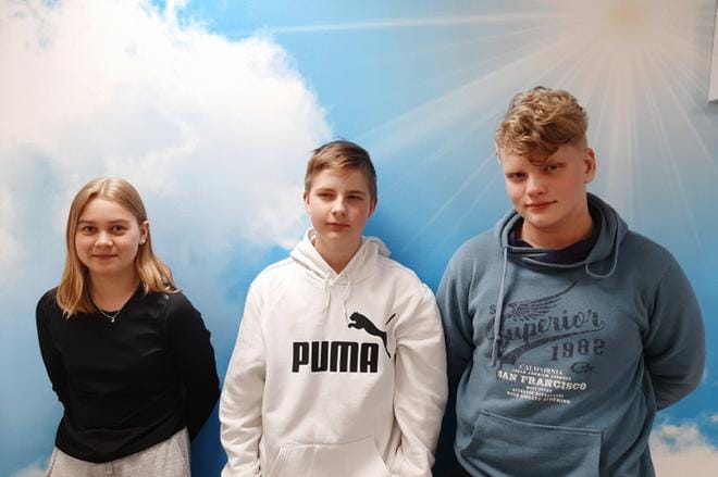 Iida Hirvelä, Mikael Luoma ja Onni Lahti saavat vastaansa 21 muuta joukkuetta. KUVA: SANNA KANGAS