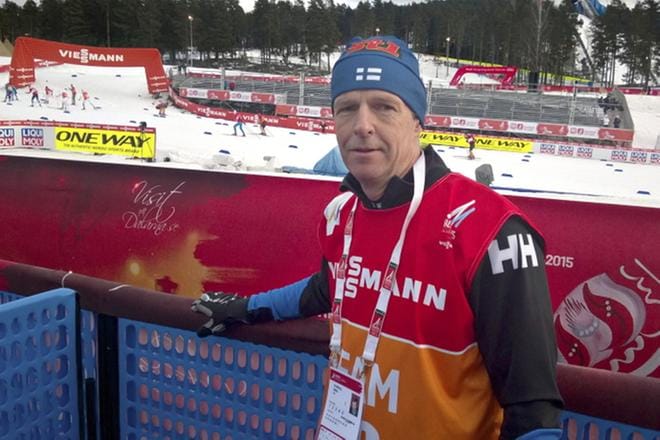 Stefan Storvall auttaa puolalaista huippuhiihtäjää Justyna Kowalczykia. KUVA: JUHA SAVELA