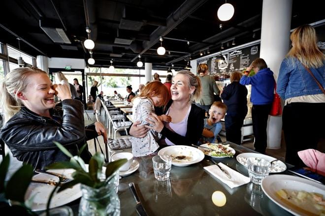 Lounaasta olivat nauttimassa Sanna Hartikka, Maiju Kortesuo sekä llona ja Eeli Kortesmaa. Toimittajan kysymykset keskeyttivät lounashetken niin, että tuolilta tiputtiin. KUVA: TOMI KOSONEN