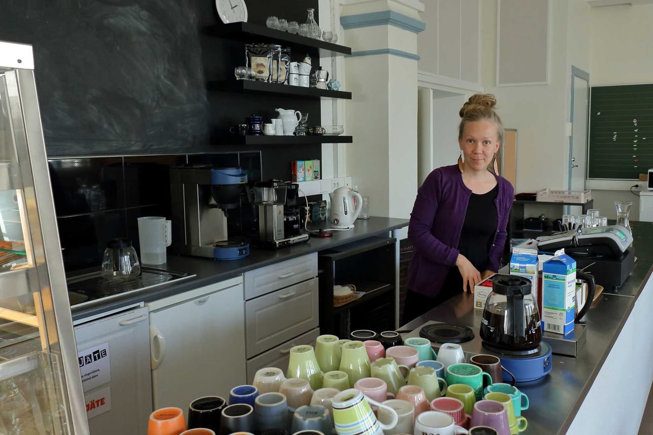 Cafe Kampus tuli kerroksen verran alas. Pajaohjaaja Mervi Saarni uskoo kahvilalla olevan tulevaisuudessa vielä monenlaista käyttöä.