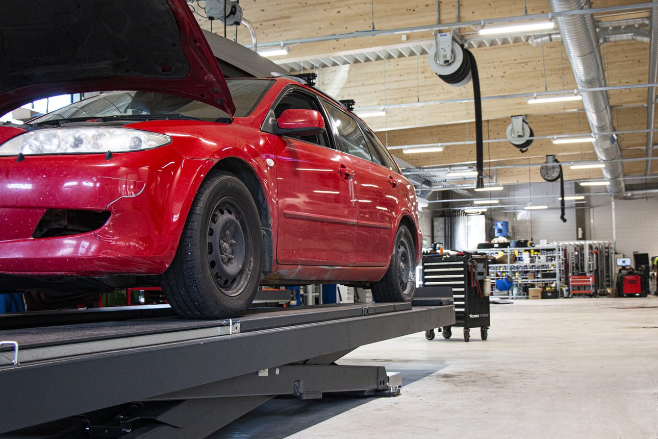 Autokorjaamo Nikunen on toiminut Oulussa jo kolmen vuosikymmenen ajan. Korjaamo on saanut vuosien varrella asiakkailtaan positiivista palautetta laatutasosta, nopeudesta ja luotettavuudesta.