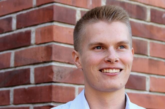Turkuun opiskelemaan pyrkivä Olli Rajalehto Dagsmarkista aloitti ylioppilaskirjoitusten urakkansa vuosi sitten keväällä. Tiistaina tuli helpotuksen olo tulosten varmistuessa. KUVA: MINNA ZILLIACUS
