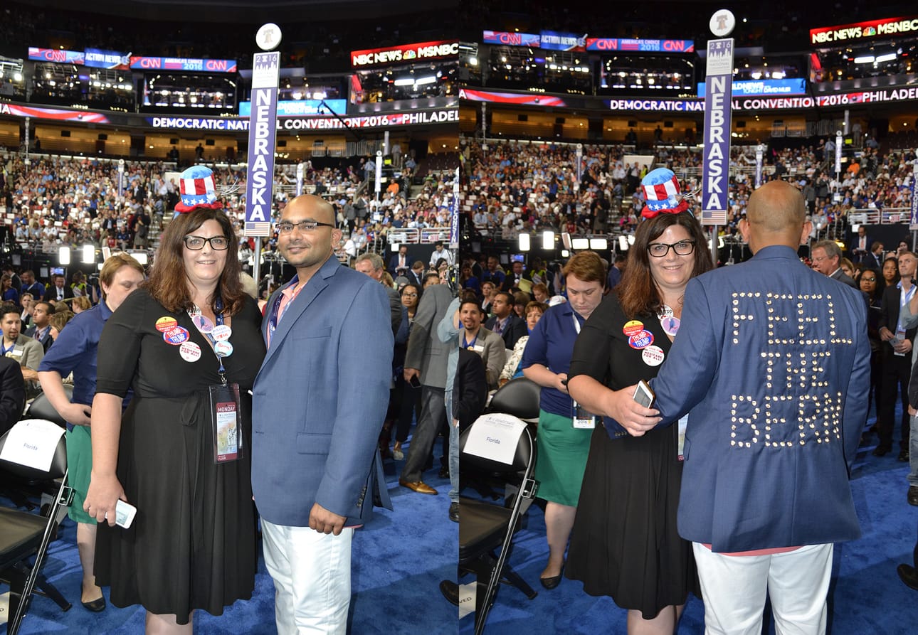 Stacey ja Sanjay Patel osoittavat puoluekokouksessa Philadelphiassa tukeaan Bernie Sandersille.