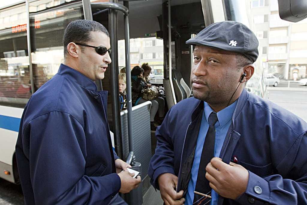 Mustapha Mekerba (vas.) vaihtaa vuoroaan Jean-Michel Maniahon kanssa. Koskilinjoilla on yhteensä kymmenen maahanmuuttajataustaista kuskia töissä, kun yrityksessä työskentelee yhteensä 200 henkilöä ratin takana. Maahanmuuttajat eivät ole tulleet samalla volyymilla lähiliikenteen busseihin töihin kuin pääkaupunkiseudulla.