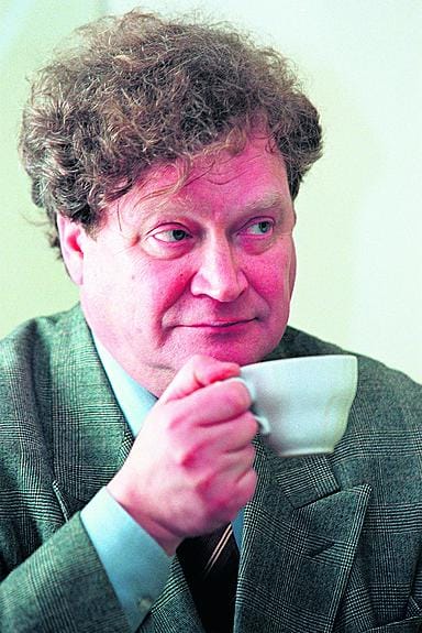 Jarkko Laine juoksutti kalman koiria kintereillään kokoelmasta toiseen.