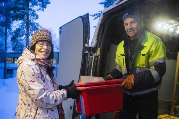 Maija Männikkö muuttaa 20 vuoden asumisen jälkeen uuteen kotiin. Muuttopäivänä hän palkkasi avuksi Pekka Pellon, tämän kollegan ja pakettiauton. Pellon kokemus on se, että muuttofirmoja käytetään muutoissa yhä enemmän, sillä ihmiset ovat nykyään kiireisempiä. KUVA: Anni Männikkö
