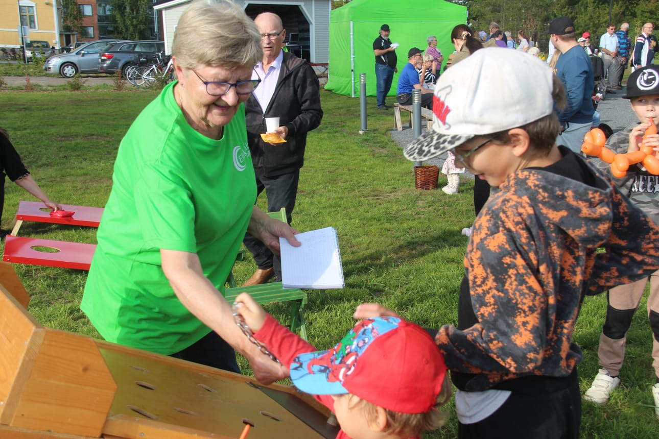Kettinginheitto kiinnosti niin lapsia kuin aikuisiakin.
