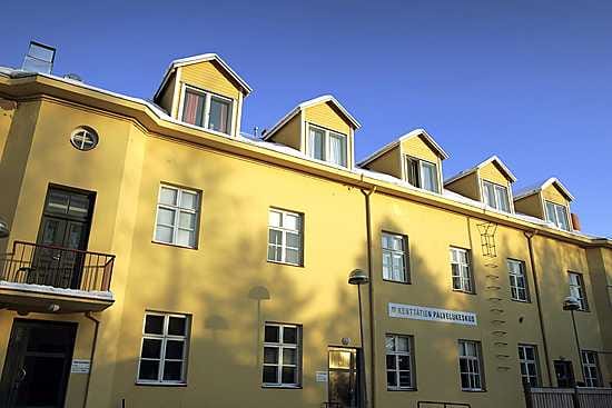 Kenttätien palvelukeskuksen 46 vuodepaikkaa ovat talvipakkasilla tupaten täynnä.