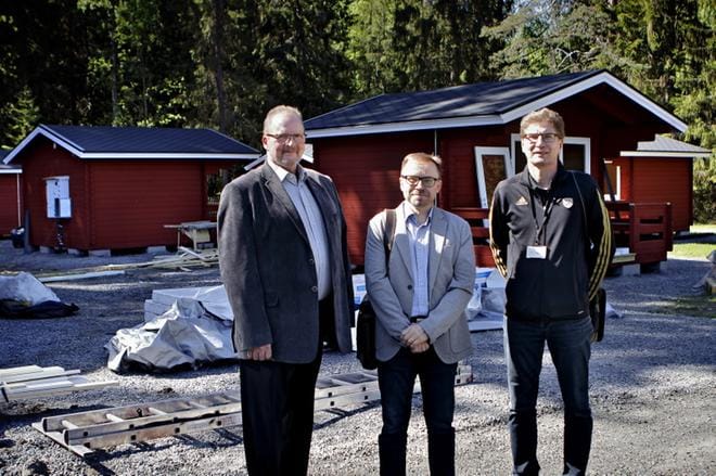 Olli Rusi, Antti Saukkonen ja Hannu Huilla ovat mielissään Seinäjoen leirintäalueen uusista mökki-investoinneista. KUVA: HANNU LUSA