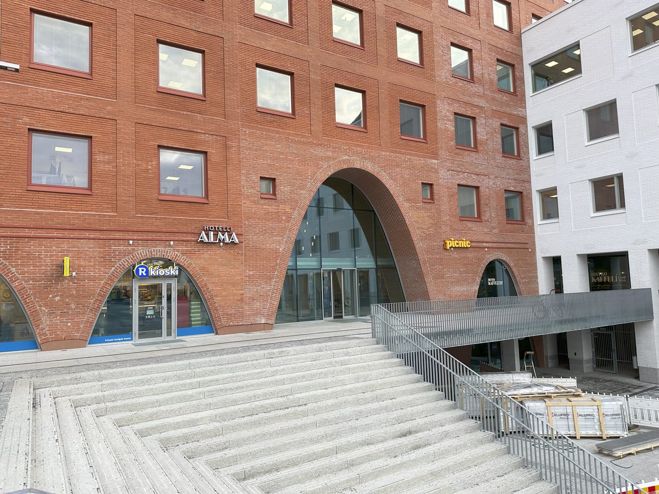 Rautatieaseman etuovelle ei pyörätuolilla tai raskaiden kantamusten kanssa kovin helposti pääse Valtionkadun. Kuvan ulkopuolelle jää luiska, jota pitkin kulku onnistuu.