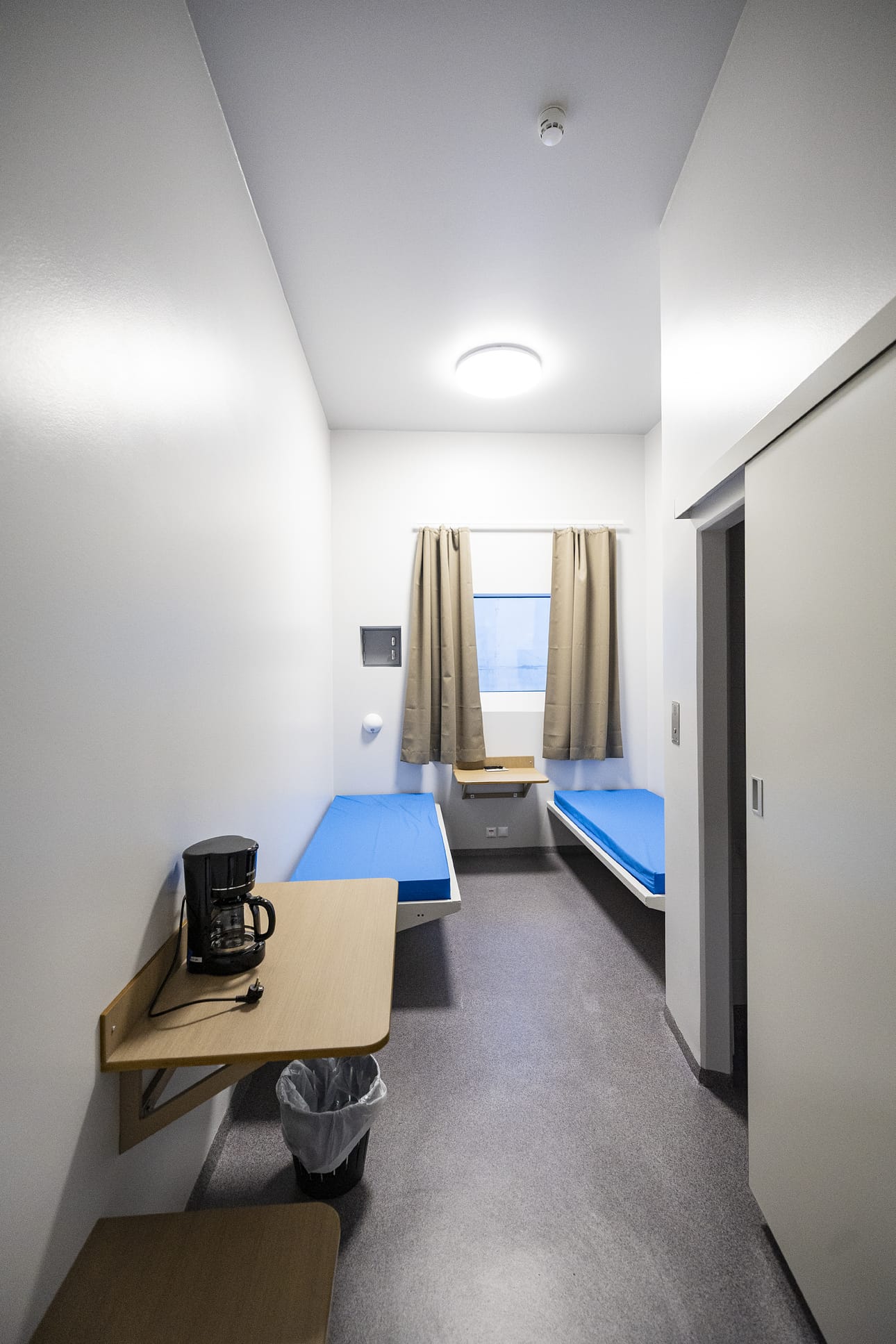 Tähän miesten matkaselliosaston selliin voidaan majoittaa kerrallaan kaksi vankia. Liukuoven takana on vessa.