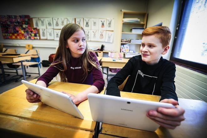 Maija Koukkari ja Eero Saarikko opettelivat koodaamaan digikoulussa. KUVAT: MAIJA SAANIO