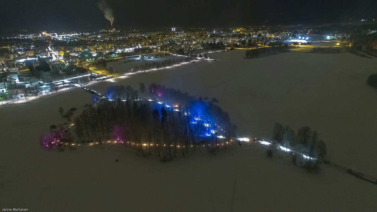 Janne Moilanen kuvasi Kirkkosaaren Suomi 100 -juhlavalaistuksen itsenäisyyspäivän iltana.