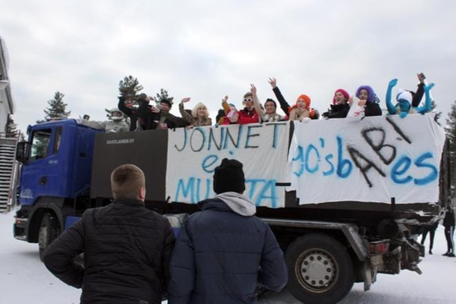 Viimeiset 90-luvulla syntyneet abit riemuitsivat jättäessään koulun – kirjoituksia on tosin vielä jäljellä. KUVAT: KIRSTI MÄKELÄ