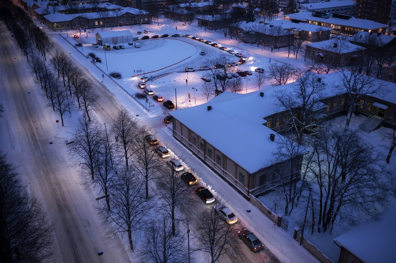Päivä oli jo hämärtynyt, kun Vaasan Kasarmintorin testipisteelle oli yhä pitkä autojono.