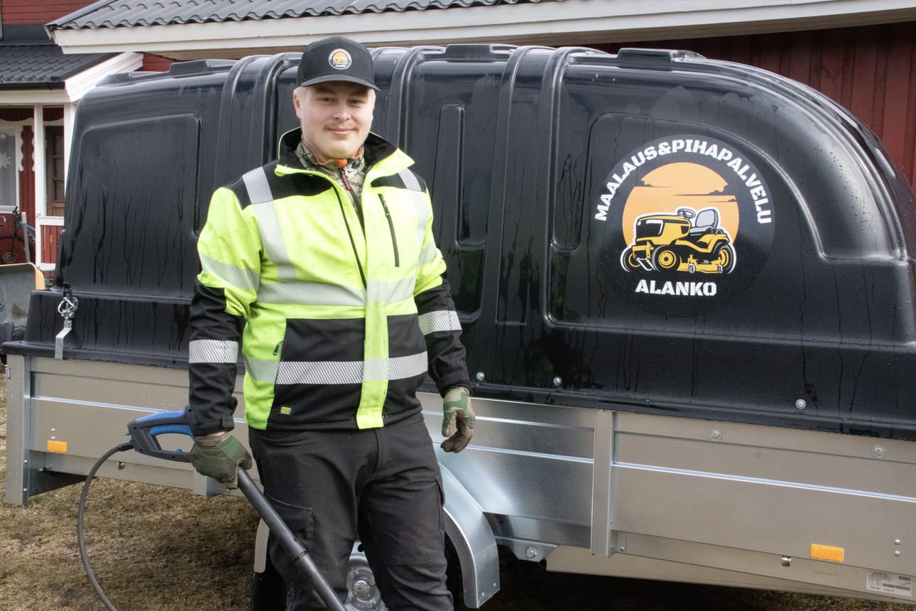 Markus Alanko on ollut neljä kuukautta täysipäiväinen yrittäjä. Yritys tekee omiin nimiinsä muun muassa maalaus- ja pihaurakointia sekä jääkenttien hoitoa, mutta tarttuu myös aliurakointi töihin.