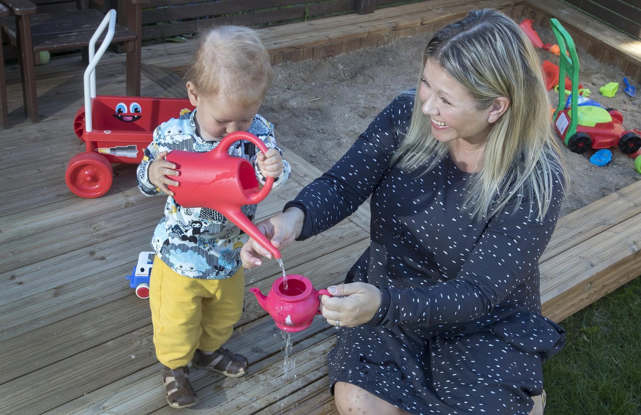 Kirkkonummella asuva Heli-Hannele Pehkonen päätti yli nelikymppisenä, että lapsi saa tulla, jos on tullakseen. Amos-poika on nyt puolitoistavuotias.