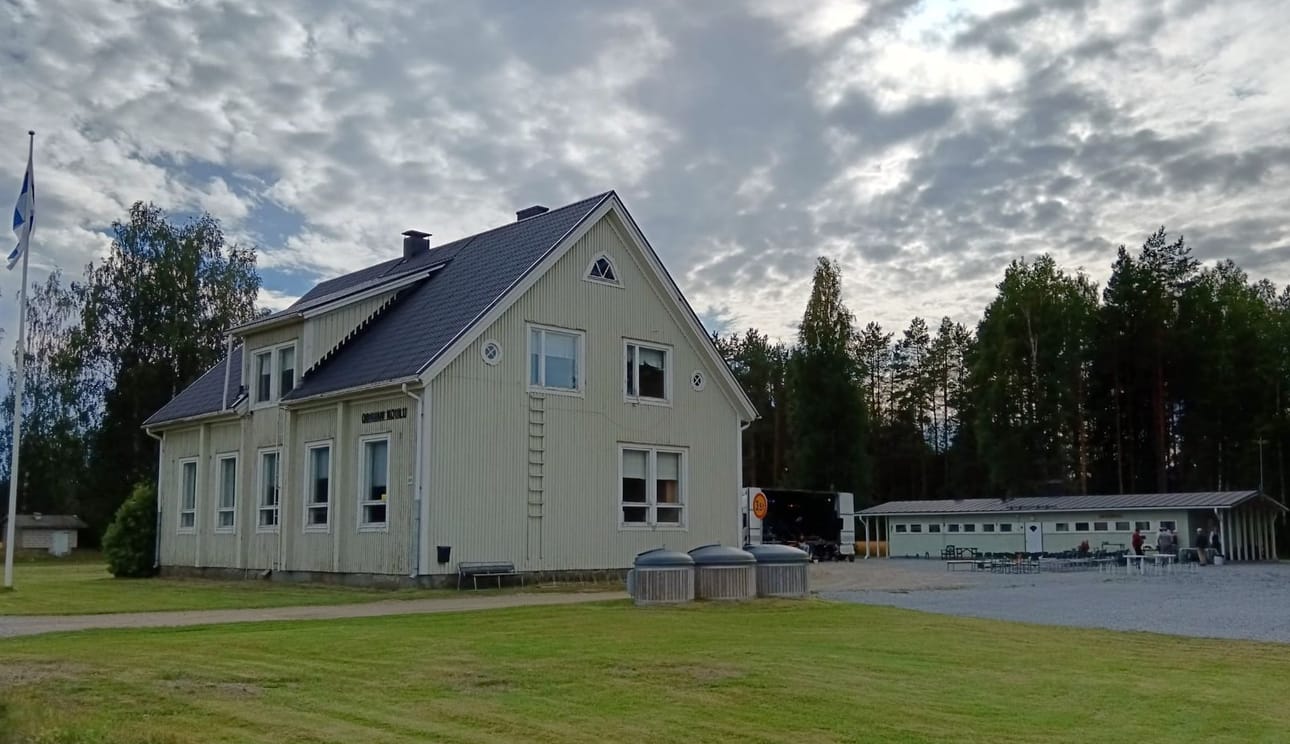 Kylätalo Oravanpesä on entisen koulun pihapiirissä.