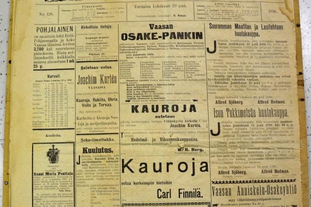 Armi Ylitalo löysi Pohjalainen-sanomalehtiä vuodelta 1896 kotipihansa vanhan lutin vintiltä. Lehden sivut kuvattuna kokonaisuudessaan. KUVAT: SARI HEINILÄ