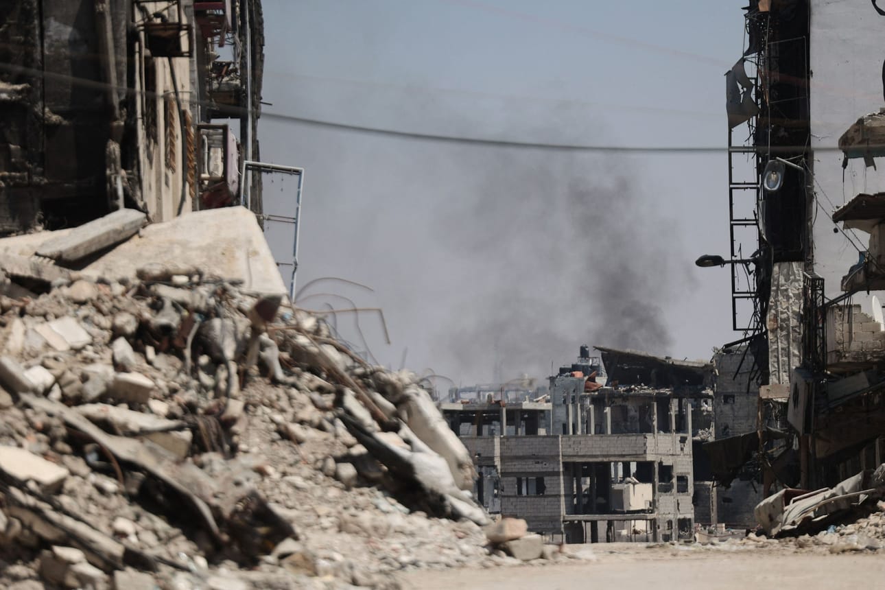 Israelin pommituksen kohteena ollutta aluetta Gaza Cityssä perjantaina otetussa kuvassa. Yhdysvaltain kätilöimä aseleposuunnitelma mahdollistaisi panttivankien ja vankien vaihdon sekä avustustoimien lisäämisen Gazassa. LEHTIKUVA/AFP