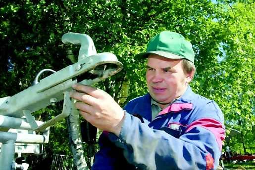 Huolto tärkeää . Peräkärryjen rakentaja Sauli Jurvakainen muistuttaa, että perävaunun kytkentälaitteen puhdistaminen estää kärryn kolinat vetokoukussa.