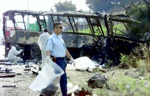 Täydellinen tuho. Poliisit ja tutkijat keräsivät todistuskappeleita bussin jäännöksistä Megiddossa Pohjois-Israelissa.