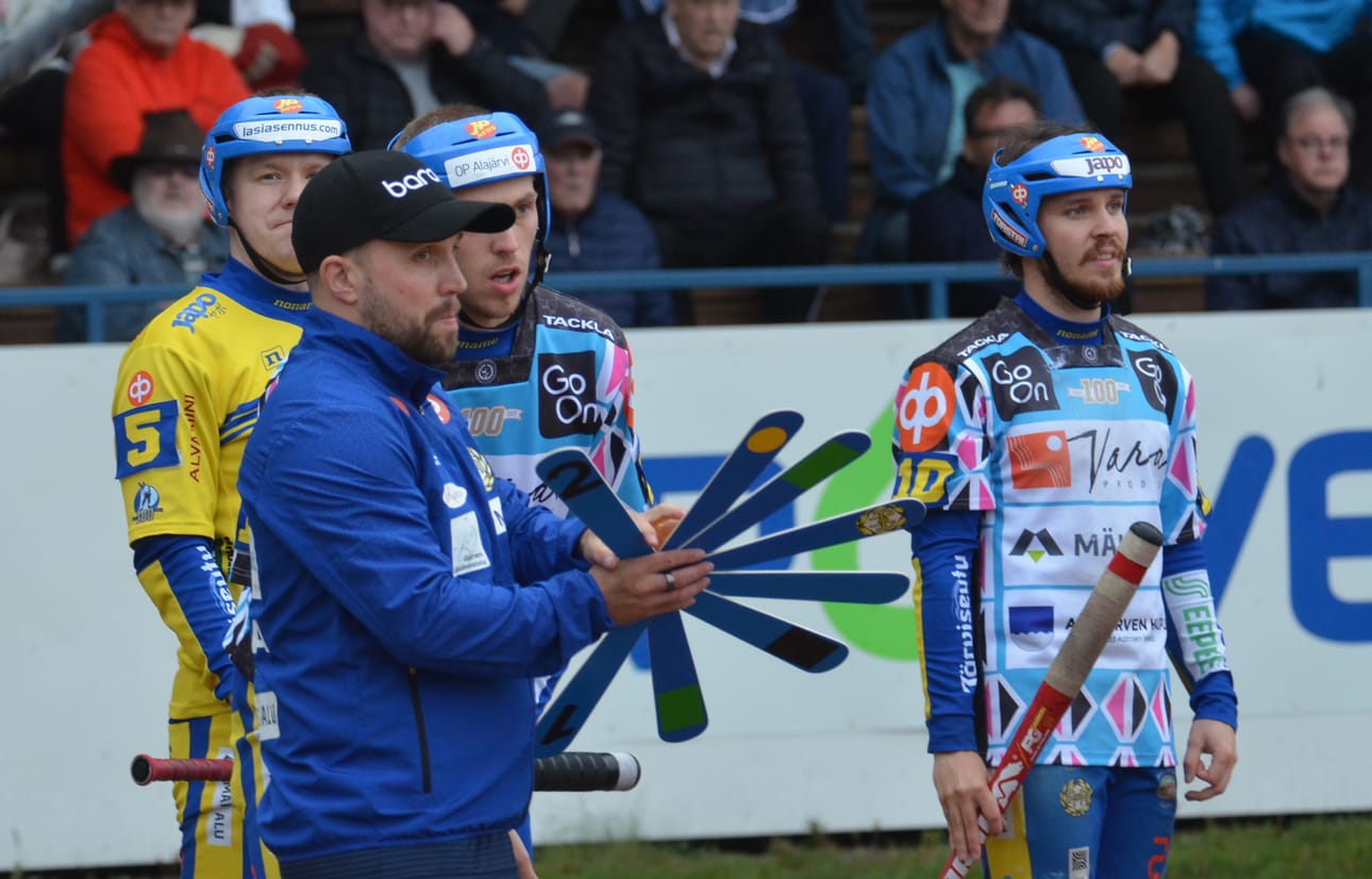 Ankkureiden pelinjohtaja Juha-Matti Jaatinen joutuu keksimään uudet kujeet lauantain otteluun. Pelaajista kuvassa Antti Toivola (vas.), Juho Ihamäki ja Pyry Alanen.