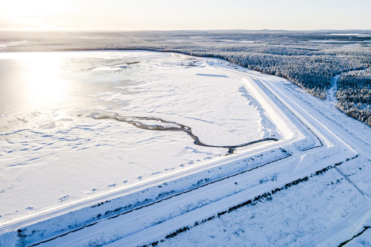 Metsäteollisuuden puuperäinen viherlipeäsakka voi tulevaisuudessa kiertää hyötykäyttöön kaivoksille. Kuvassa on Kevitsan rikastushiekka-allas.
