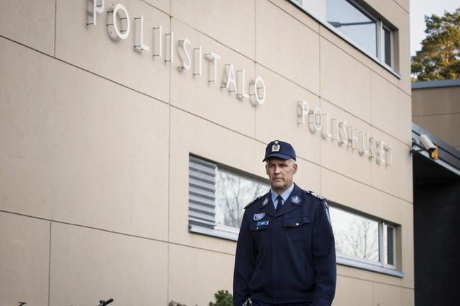 Pohjanmaan poliisilaitoksen poliisipäällikkö Risto Lammi suuntaa nykyiseltä työpaikaltaan Vaasan Korsholmanpuistikolta kohti Helsingin Kirkkokatua ja uutta määräaikaista osastopäällikön virkasuhdettaan. KUVA: JARNO PELLINEN / ARKISTO