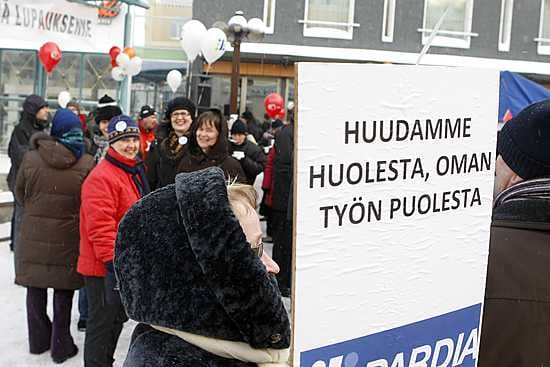Oulun yliopiston työntekijät osoittivat maanantaina aamupäivällä mieltään Oulun keskustassa Rotuaarilla.