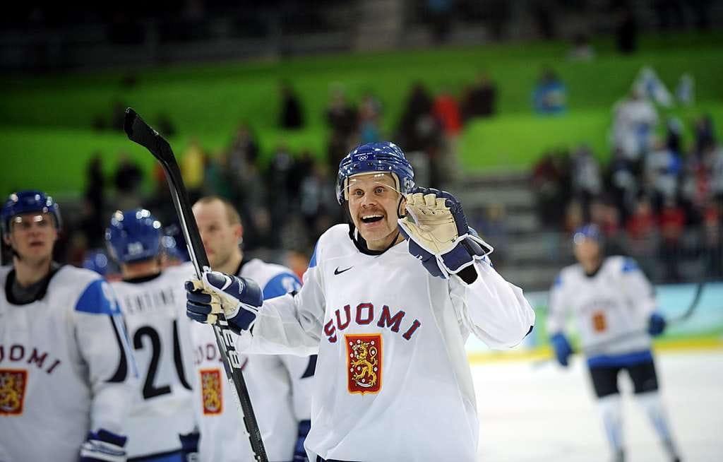 Olli Jokinen ja Suomen joukkue juhlivat Tshekki-voiton jälkeen.
