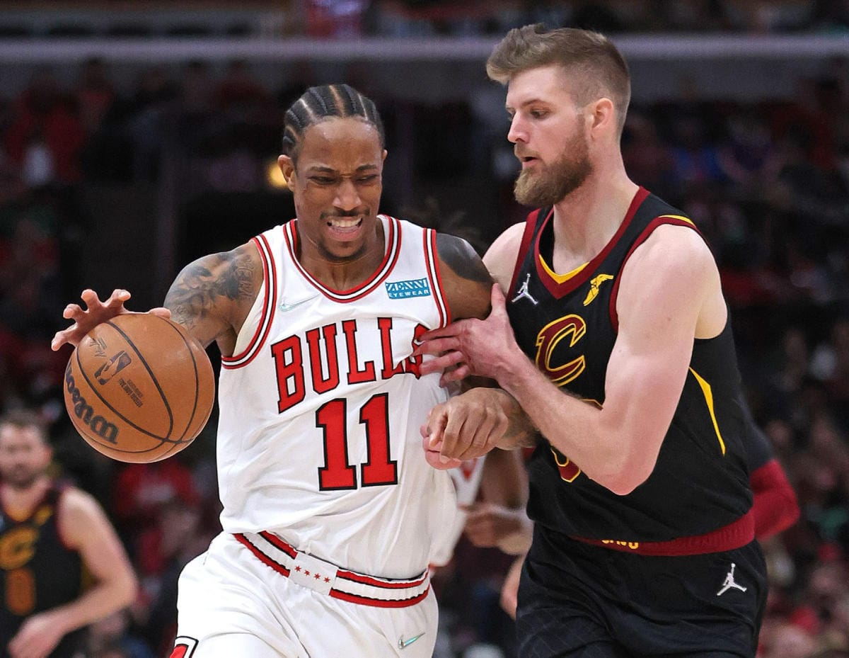 Cleveland Cavaliersin Dean Wade (oik.) estää Chicago Bullsin DeMar DeRozania (vas.) ottelun tuoksinassa. LEHTIKUVA/AFP