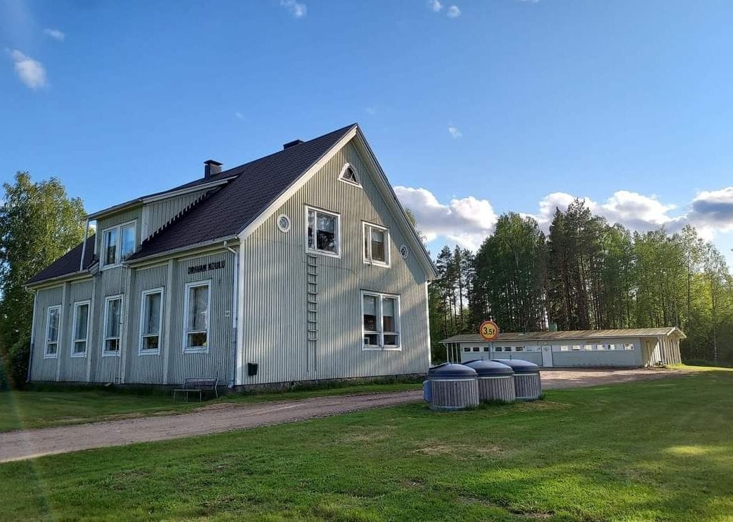 Oravan koulu on ollut kiinni jo melkein parikymmentä vuotta. Ulkoa päin jämäkän näköinen rakennus on käyttökiellossa. Koulun takana näkyy kylätalo, jota Oravan kyläseura alkaa perusparantaa hankerahoituksella.