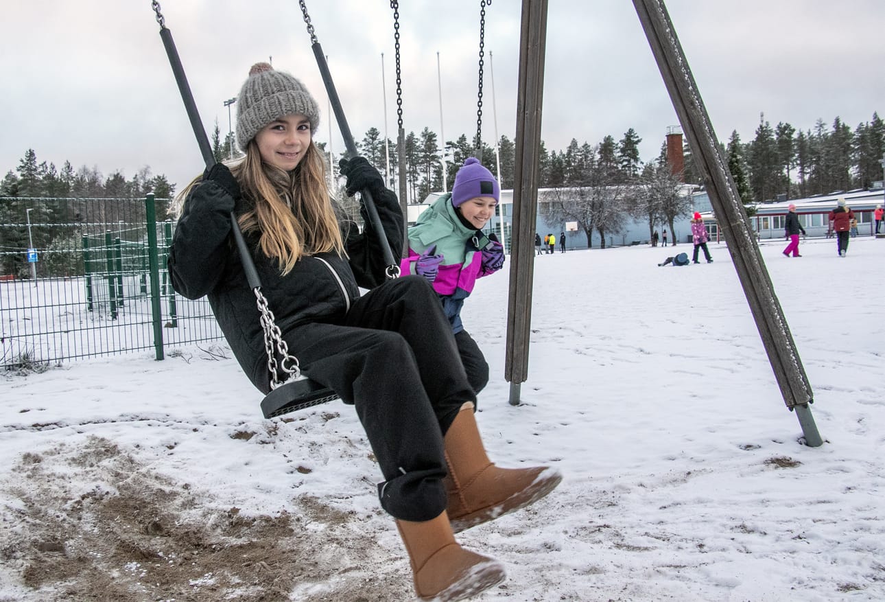 Neljäsluokkalaiset kaverukset Hilda Ruotsalainen (etualalla) ja Mirella Lahtinen lähtevät Isojoelta Lasten itsenäisyyspäivän juhlaan Helsinkiin ensi viikolla. Tapahtuma hiukan jännittää heitä.
