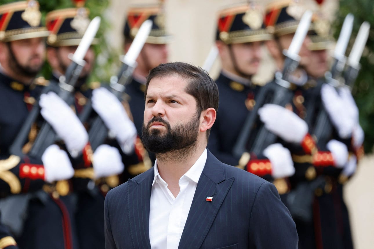 Chilen presidentti Gabriel Boric vaati maanantaina, että Argentiinan on poistettava paneelit. LEHTIKUVA/AFP