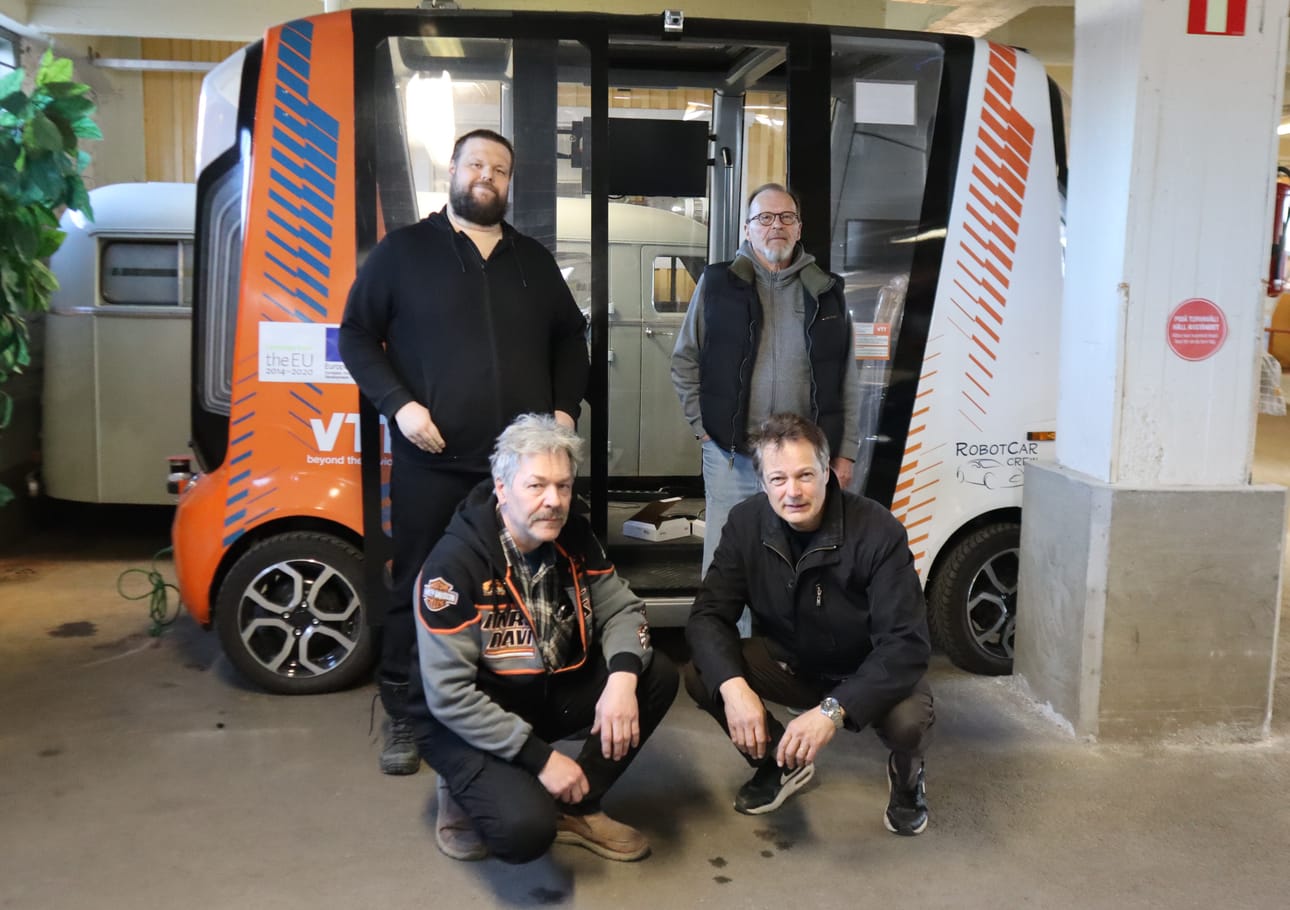 Automuseon uusimpia hankintoja on Tampereella käytössä ollut robottiauto Valtion teknologian tutkimuskeskukselta. Auto on kulkenut tiettyä, samaa reittiä ilman kuljettajaa. Kuvassa ylärivissä Veteraaniautoseuran sihteeri Janne Holmgren, rahastonhoitaja Jukka-Pekka Kangas, alarivissä puheenjohtaja Matti Maartonen ja varapuheenjohtaja Vesa Ania.