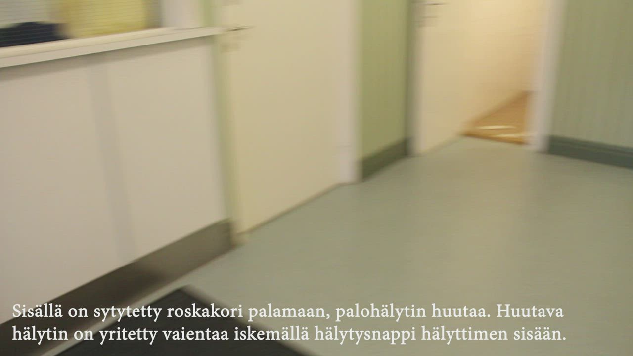 Katso video: Asemarakennuksen roskis tuikattu tuleen, palohälytin huutaa ja roskia on kaikkialla