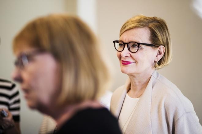Perustuslakivaliokunnan puheenjohtaja Annika Lapintie (vas.) ja puhemies Paula Risikko kertoivat eduskunnan kurinpalautuksesta tavattuaan puolueiden ja eduskuntaryhmien puheenjohtajia. KUVA: Silja Viitala