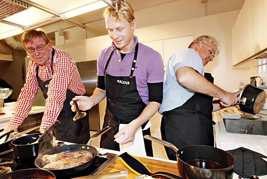 Kari Liukkunen, Janne Hietanen ja Heikki Viertola kokkasivat poron sisäfileestä kotikokkienkin toteutettaviksi juhlavat annokset.