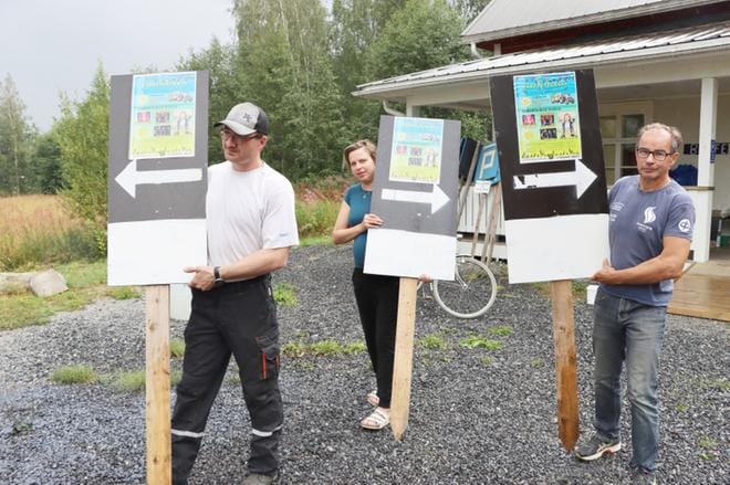 Niko Mustapää, Vuokko Rajala ja Ilpo Koivisto vievät liikenteenohjauskylttejä tienvarteen. KUVA: EEVA-LIISA KULJU