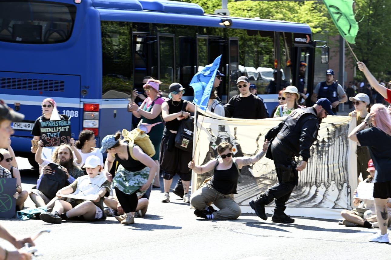 Elokapinan oli perjantaina tarkoitus sulkea Länsiväylän liikenne poliisin Ruoholahdessa, mutta poliisi ei sallinut sitä. LEHTIKUVA / HEIKKI SAUKKOMAA