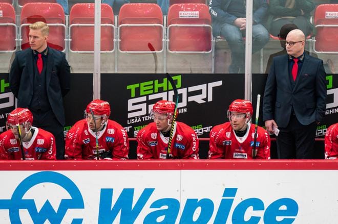 Sport joutuu tiistain otteluunsa ilman päävalmentaja Risto Dufvaa (oik.). Vasemmalla valmentaja Sami Tervonen. ARKISTOKUVA: SAMPPA TOIVONEN / APOLLO PHOTO
