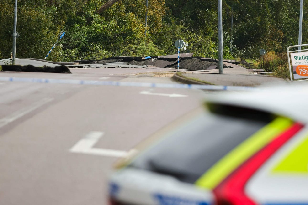 Osa E6-moottoritiestä sortui ja useita henkilöautoja sekä linja-auto ehti ajaa sortumaan ennen kuin liikenne saatiin katkaistua. LEHTIKUVA/AFP