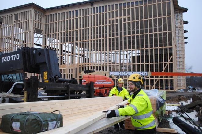 Vesa Taatila ja Leo Rintanen ovat liikuntahallia rakentamassa sen pääurakoitsija Suunnittelu- ja Rakennustoimisto Hämäläiset Oy:n leivissä. KUVA:EEVA-LIISA KULJU