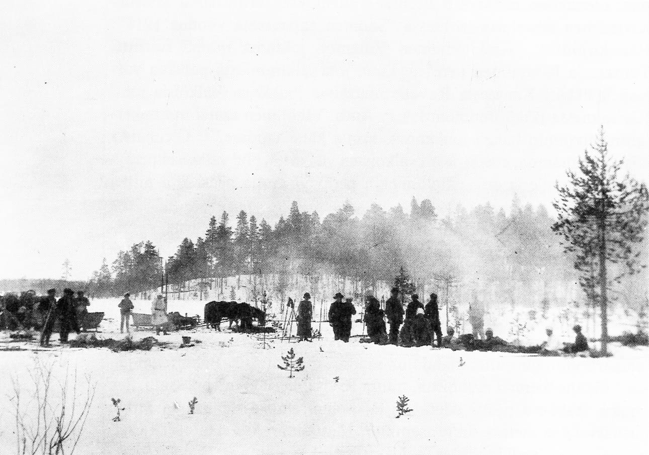 Pudasjärveltä Saksaan jääkäriksi lähtenyt Pudasjärven kirkkoherran poika, luutnantti Arvo Thauvon kaatui 3.3.1918 Mäntyharjun Mouhun taistelussa.